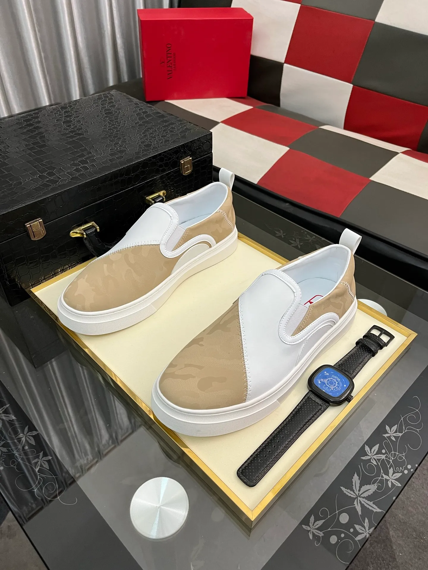 Men's shoes 💰420⌚️⌚️ VALENTINO Valentino's 2024 SS spring and summer new hot casual sports shoes, imported elastic fabric upper ➕The heel is Warren's exclusive rivet shape. The whole is very representative, the combination outsole is really easy to wear and very comfortable on the foot~, classic, comfortable and versatile! Size: 38-443️⃣Colors available